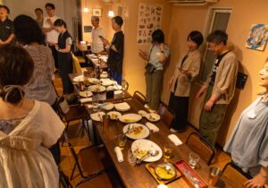 (スマホで歌詞を見ながら)校歌斉唱中
